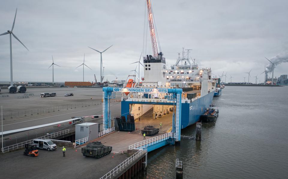 Defensie gebruikt de Eemshaven vaker als doorvoerhaven. Begin vorig jaar werden gevechtsvoertuigen uit Havelte het ruim ingereden  van het transportschip.