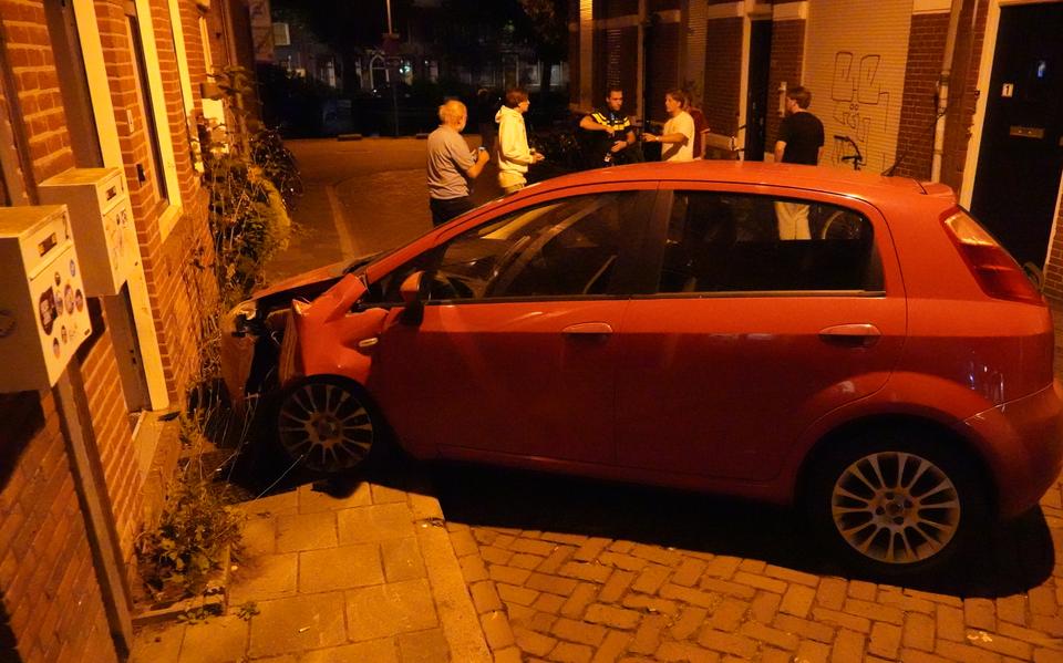 Automobilist ramt gevel in Groningen en gaat ervandoor. Later keerde hij terug.