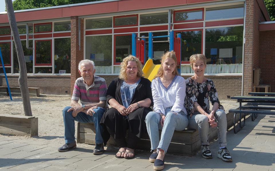 Jan Nijkamp, Mirella Peters, Sanne Pals en Marjon Nijkamp voor De Zwaluw, de basisschool in Zandpol die dit jaar honderd jaar bestaat.