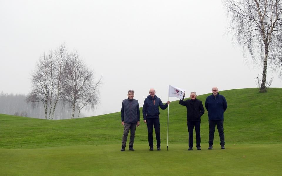 Een deel van het bestuur met van links naar rechts: Willy van Dooren (secretaris), Jaap de Haan (voorzitter), Herman Blaauwgeers (penningmeester) en Lute Jakobs (ledenadministratie).