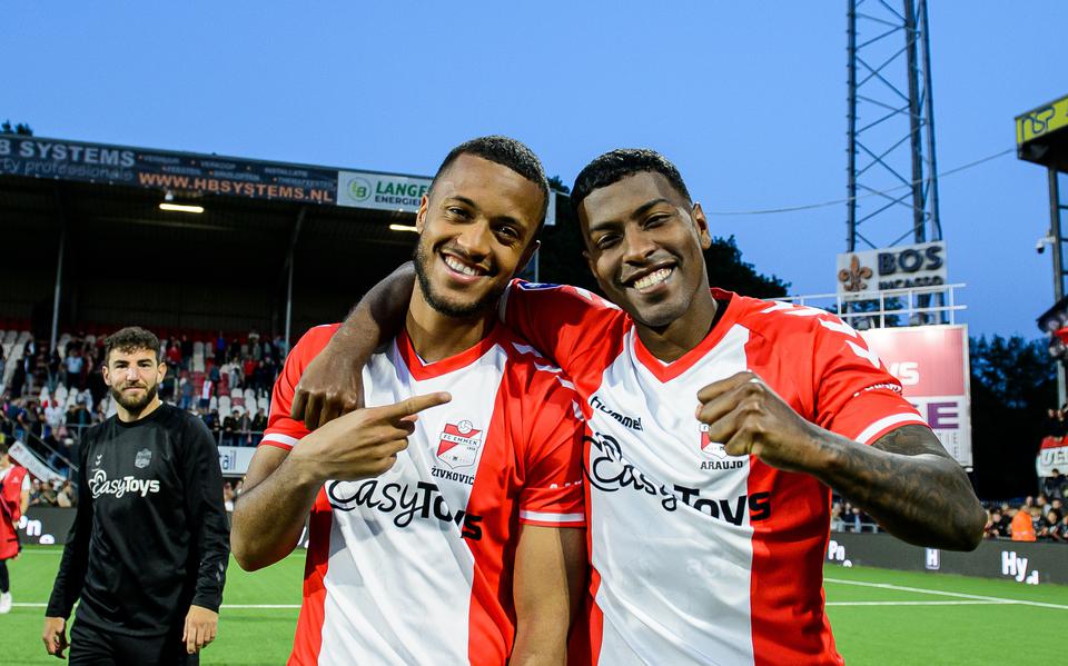 Richairo Zivkovic en Miguel Araujo vieren het bereiken van de finale van de play-offs om promotie/degradatie. Daarin neemt FC Emmen het op tegen Almere City.