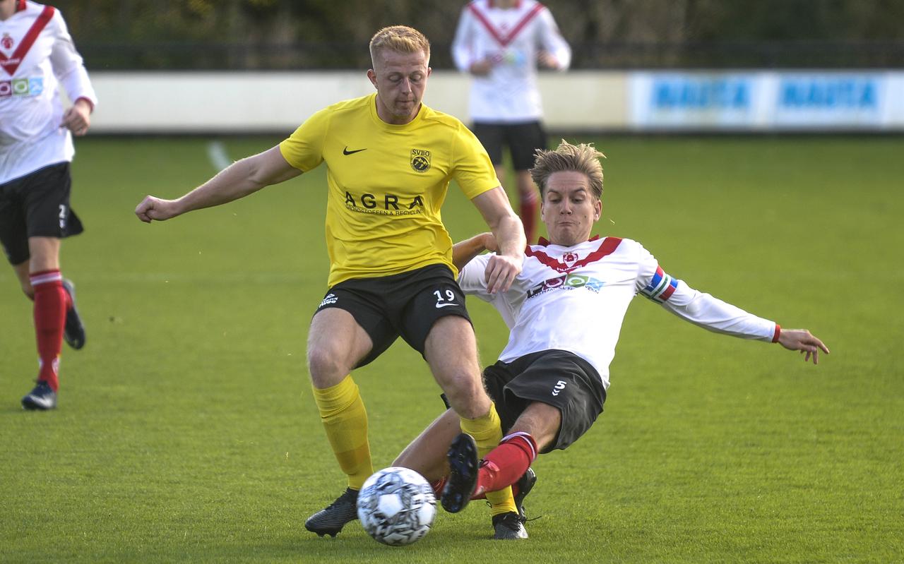 GRONINGEN - VOETBAL, GRC - SVBO, eerste klasse zondag, seizoen 2022-2023, 02-10-2022, Emiel Seigers (l) in duel met Christian Drent (r) GRONINGEN - VOETBAL, GRC - SVBO, eerste klasse zondag, seizoen 2022-2023, 02-10-2022, Emiel Seigers (l) in duel met Christian Drent (r)