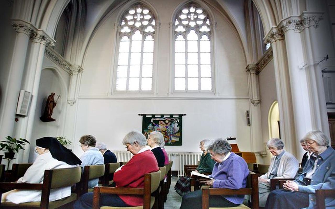 Huize Bijdorp, het klooster in het Zuid-Hollands Voorschoten waar al vier slachtoffers zijn gevallen. De overgebleven nonnen en monniken zitten inmiddels allemaal in quarantaine op hun kamers. Huize Bijdorp, het klooster in het Zuid-Hollands Voorschoten waar al vier slachtoffers zijn gevallen. De overgebleven nonnen en monniken zitten inmiddels allemaal in quarantaine op hun kamers.