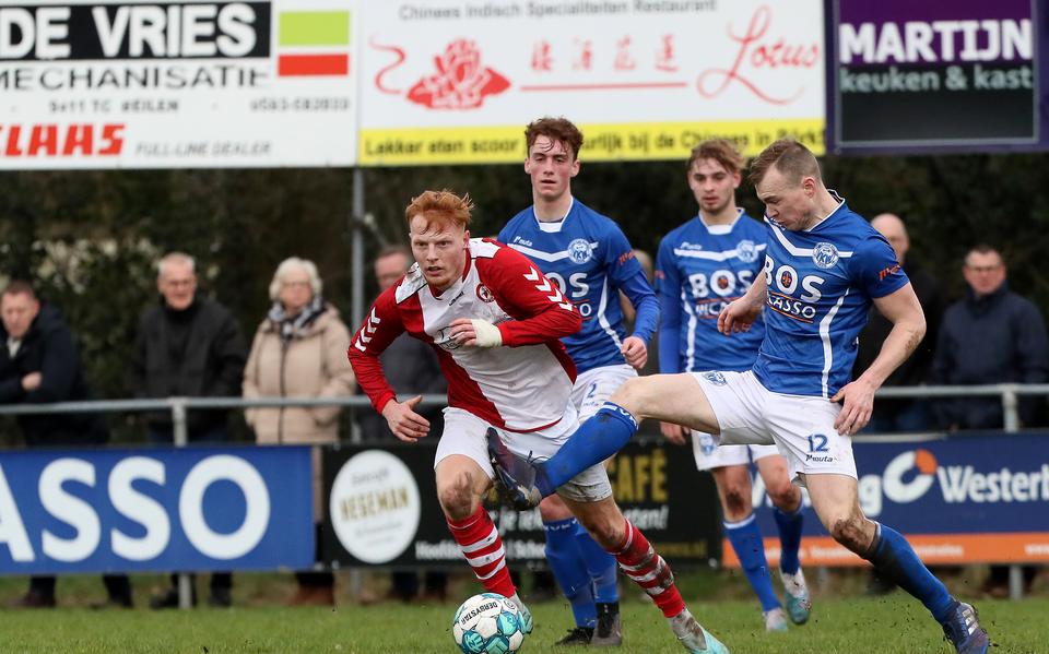 Spelpmoment uit de wedstrijd tussen VKW en Emmen.