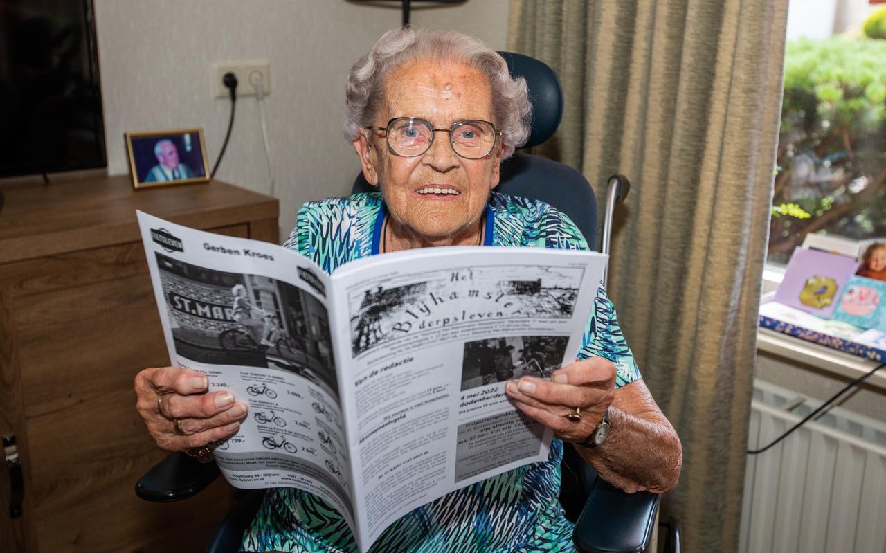 Annie Willems leest al 62 jaar de dorpskrant van Blijham