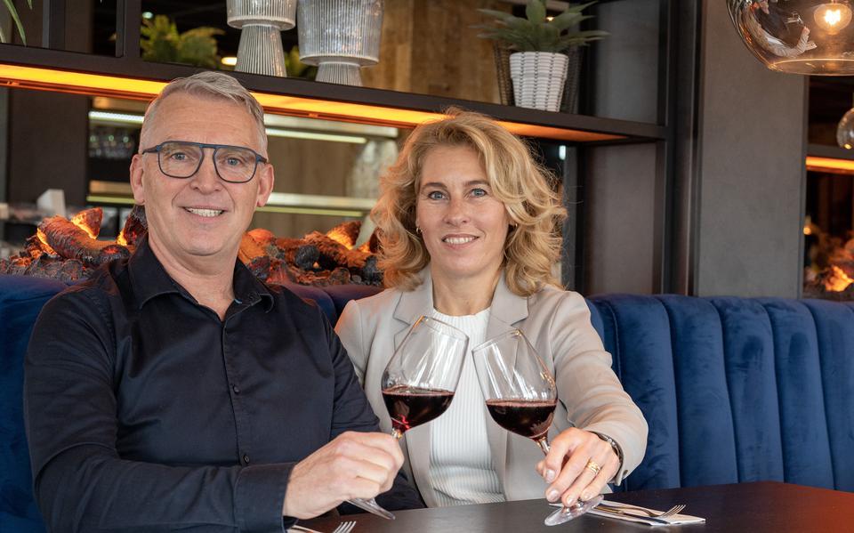 Klaasjan en Brigitte Niezing van hotel De Oringer Marke hangen hun hotelierschap dit weekend na 23 jaar aan de wilgen.