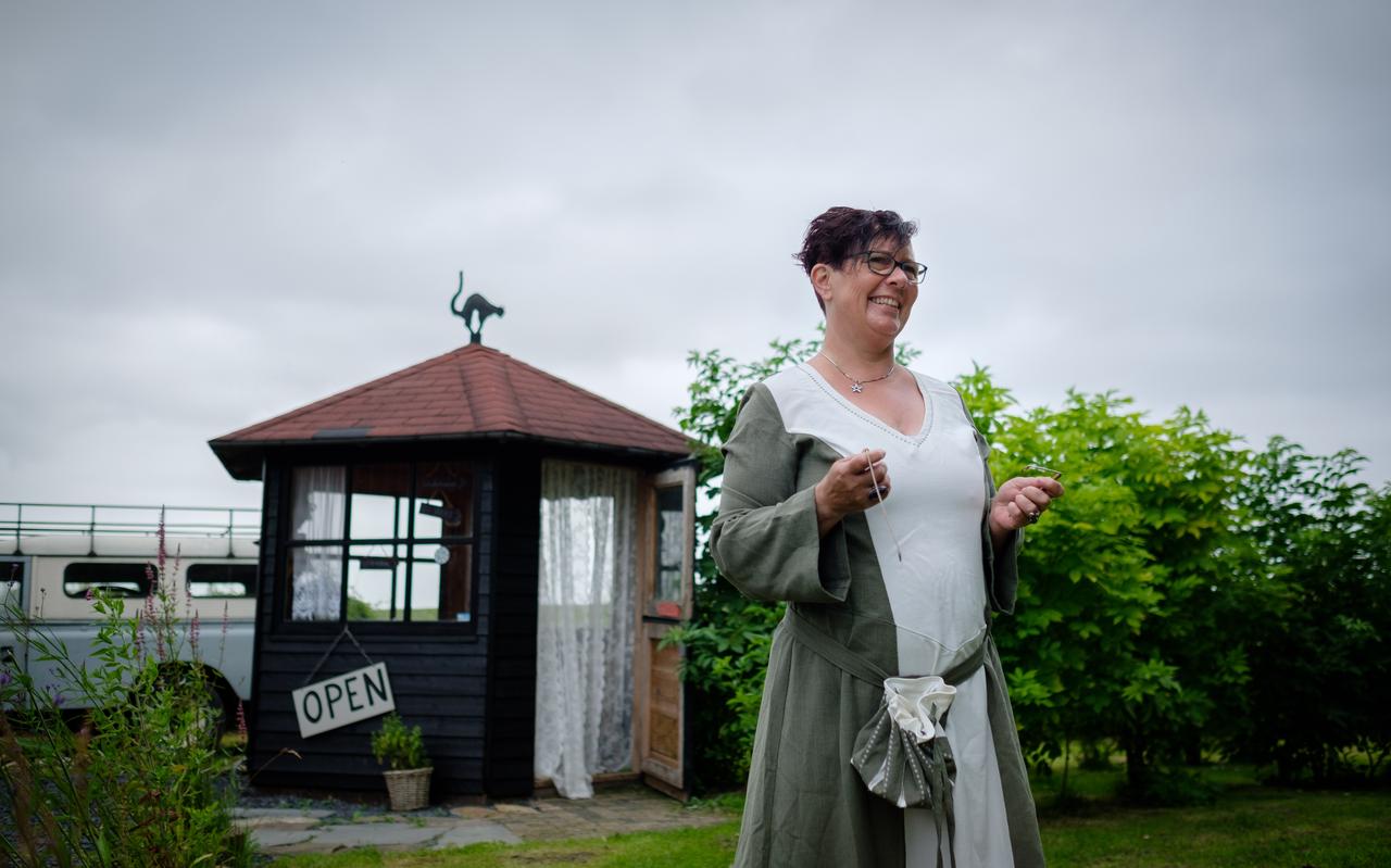 Pia van Dellen (51) is de wikster van het wad. Wikster is Gronings voor heks. Haar Wiksterstee is een populair rustpunt vlakbij de Bocht van Watum. Pia van Dellen (51) is de wikster van het wad. Wikster is Gronings voor heks. Haar Wiksterstee is een populair rustpunt vlakbij de Bocht van Watum.
