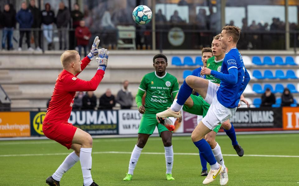 Bjorn Klaassens (Hoogeveen, rechts in het blauw) stuit op Westlandia-keeper Jordi van Leeuwen.
