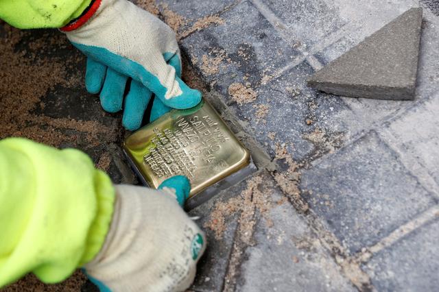 LIVE | Schoonmaakbeurt voor Stolpersteine in Stadskanaal