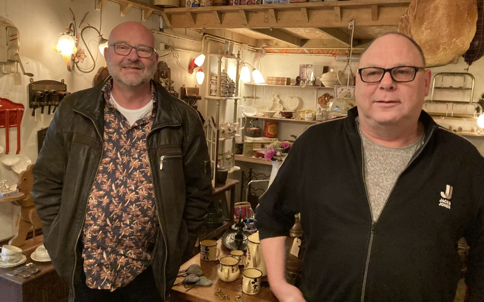 Regisseur en theaterdocent Okke Emmens en zijn partner Ale van der Til in de snuisterijenwinkel achter hun woning in Nuis.
