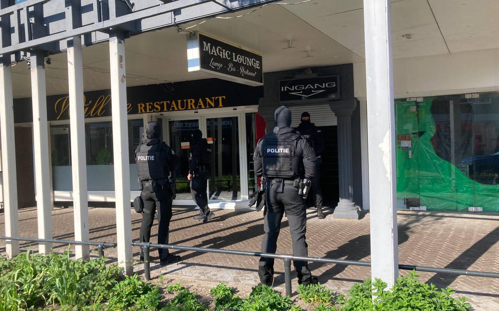 Politiemensen met bivakmutsen aan de Hoofdstraat in Emmen.
