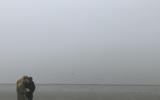 Een verkillende mist ontnam dagjesmensen zondagmiddag het zicht op Odyssey of the Seas in de Eemshaven.