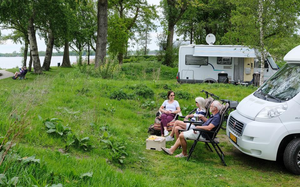 Emmenaren Hans, Greta en hun dochter uit Groningen genieten na een nacht op de P+R Haren wederom gratis van een camperplaats.