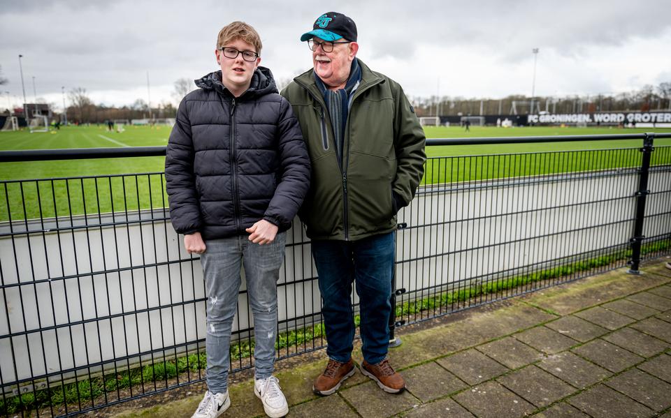 Willem Vloo (r) en kleinzoon Thomas uit Stadskanaal nemen een kijkje bij de training van het zwalkende FC Groningen.