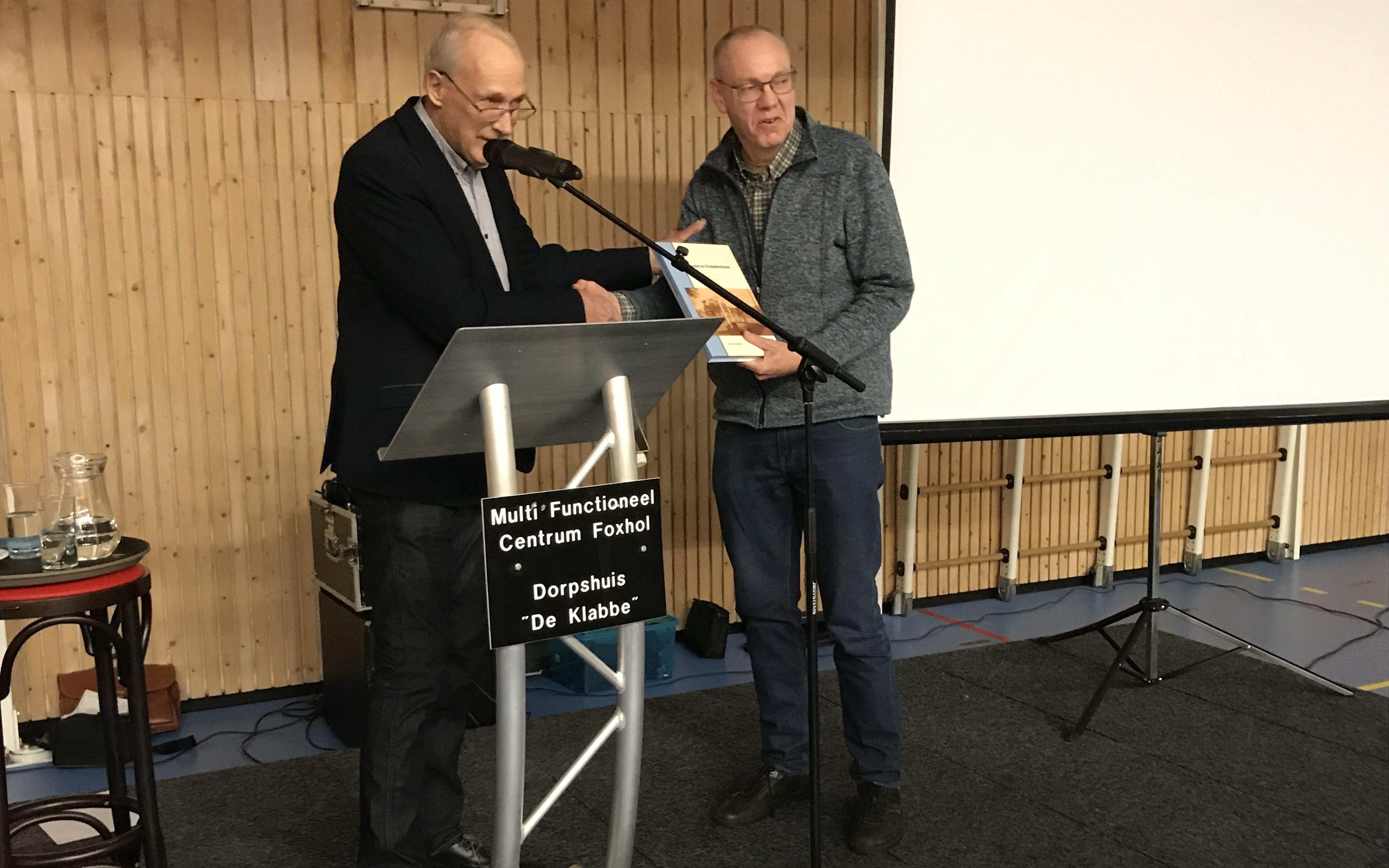 Boekpresentatie Daan Hulsebos van historische vereniging zorgt in Foxhol voor een bomvolle Klabbe - 
