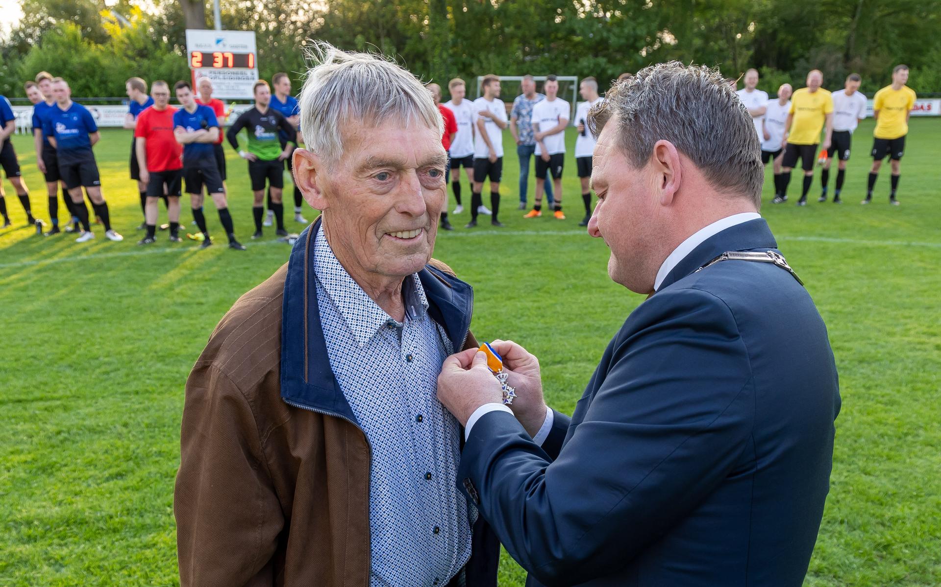 Jan Winkel krijgt een lintje van de burgemeester.