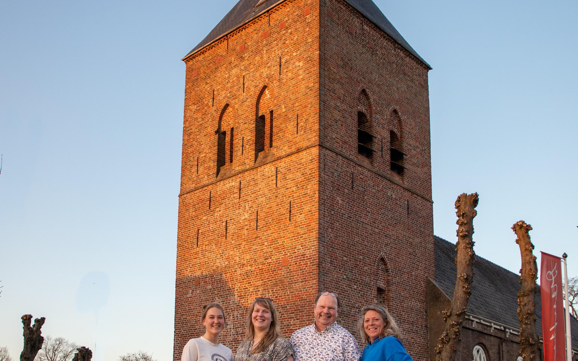 Van links naar rechts: Madelief de Groot, Lisan van der Deijl, Evert Hoven en Mariëlle Hensums bij de Willibrordkerk. 