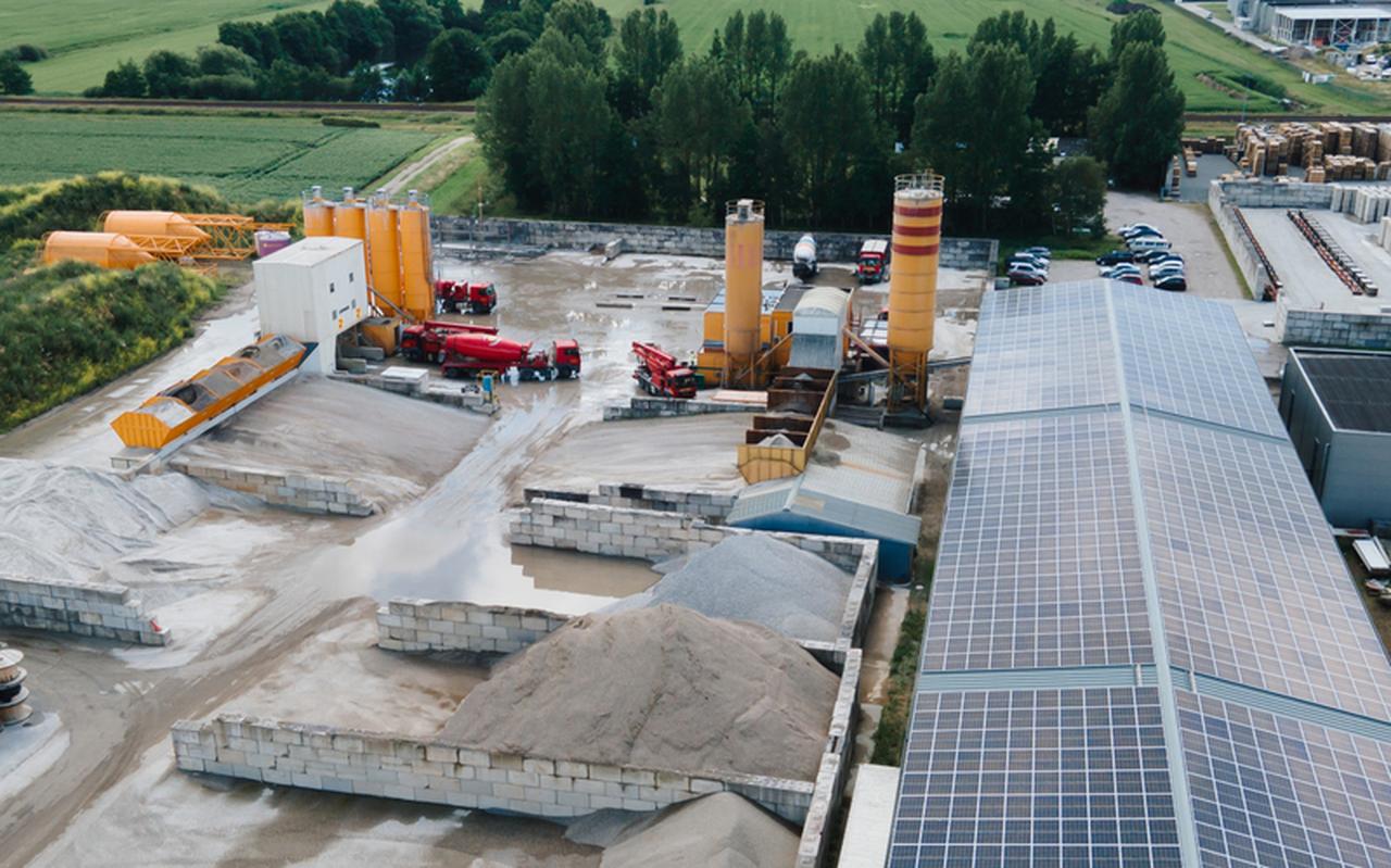 Betonfabrikant Olthof in Sappemeer groeit als kool en bouwt de komende jaren een nieuwe fabriek voor prefab-bouwelementen. Betonfabrikant Olthof in Sappemeer groeit als kool en bouwt de komende jaren een nieuwe fabriek voor prefab-bouwelementen.