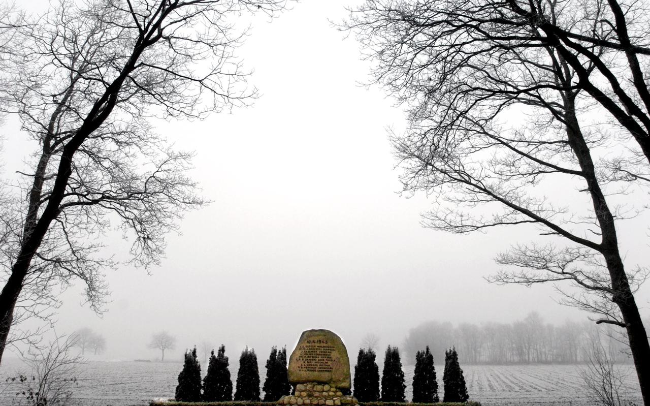 Het grafmonument in Bakkeveen voor de tien mensen, onder wie Hendrik Werkman, die op 10 april 945 werden gefusilleerd.