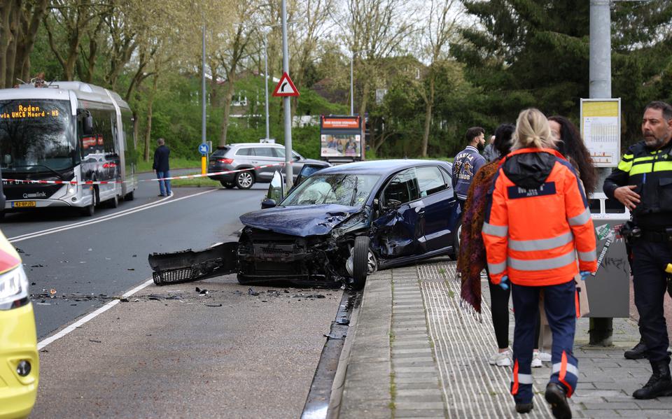 Amkemaheerd in Groningen afgesloten na ongeval met meerdere auto's. 