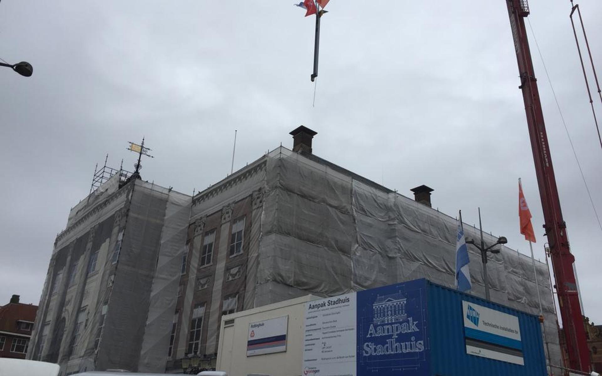 Twee ton staal ging woensdag in de takels voor de nieuwe Groningse raadzaal. Die verhuist bij de renovatie van het Stadhuis naar boven. De verbouwing bereikte woensdag het hoogste punt.