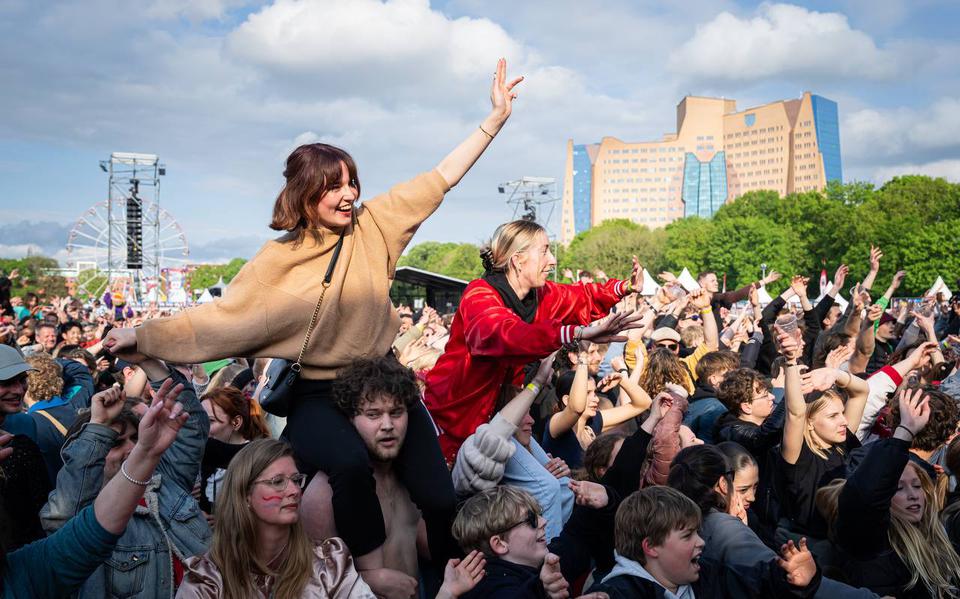 Publiek bij TikTok Tammo tijdens Bevrijdingsfestival Groningen in het Stadspark.