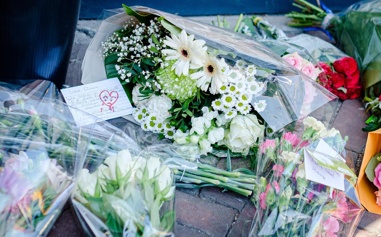 De bloemenzee ter nagedachtenis aan het slachtoffer van de steekpartij in Hoogkerk groeit. De bloemenzee ter nagedachtenis aan het slachtoffer van de steekpartij in Hoogkerk groeit.