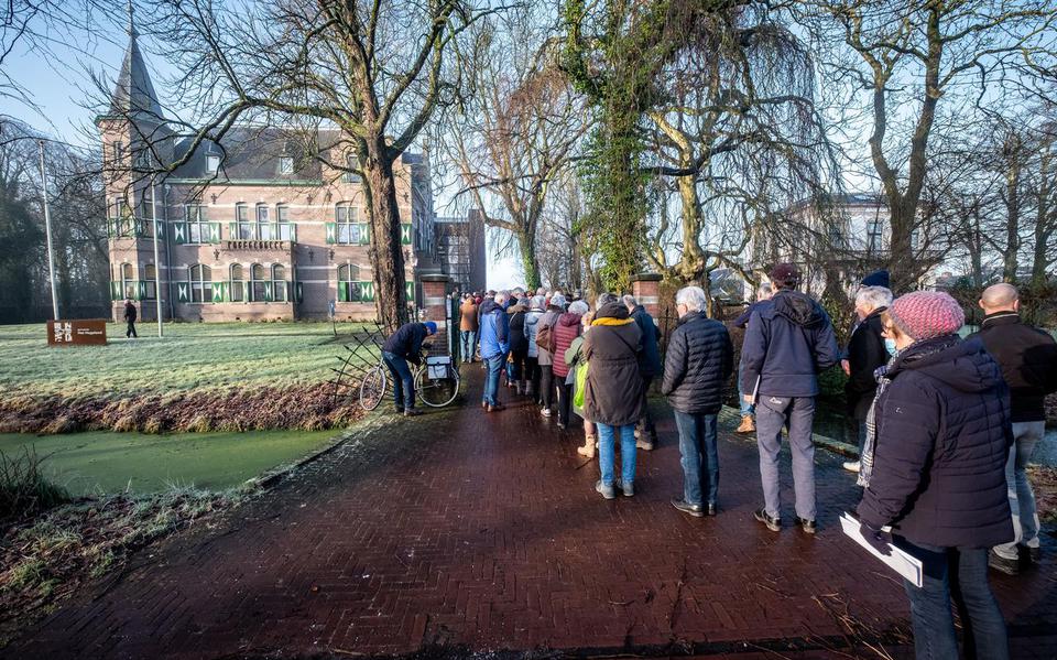 Januari 2021: wachtenden in de rij voor het gemeentehuis in Winsum bij het aanvragen van geld om aardbevingsschade op te lossen.