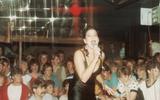 Luisa Fernandez in Hof van Rolde. Ze had in die tijd de grote hit 'Lay Love On You', die in 1978 uitkwam. 