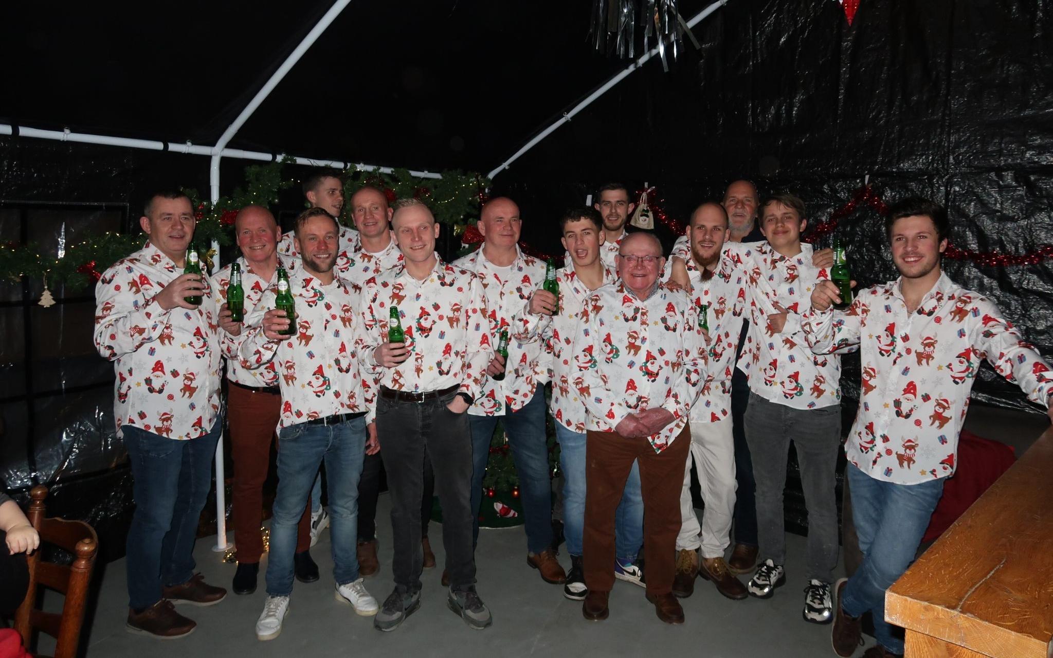 Mannen tuinen in kerstgrap van Robin uit Pesse. Vrouwen hebben de broek aan, mannen het overhemd