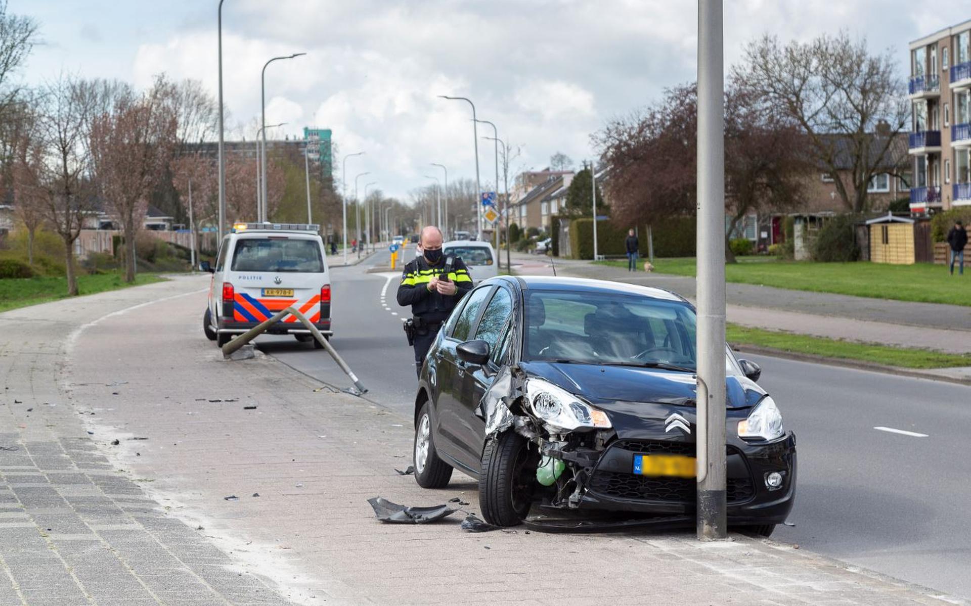 Automobilist ramt lantaarnpaal omver in Hoogeveen - Dagblad van het Noorden - Dagblad van het Noorde