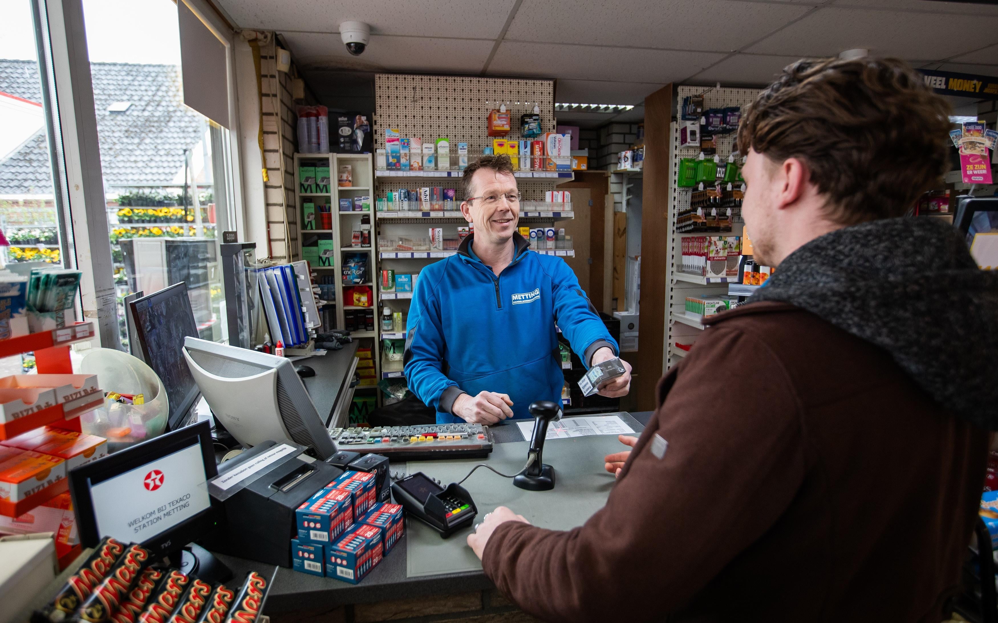 Roken duurder. Edwin uit Bellingwolde ziet verkoop kelderen. 'Sigaretten in Duitsland nu bijna 4 eur