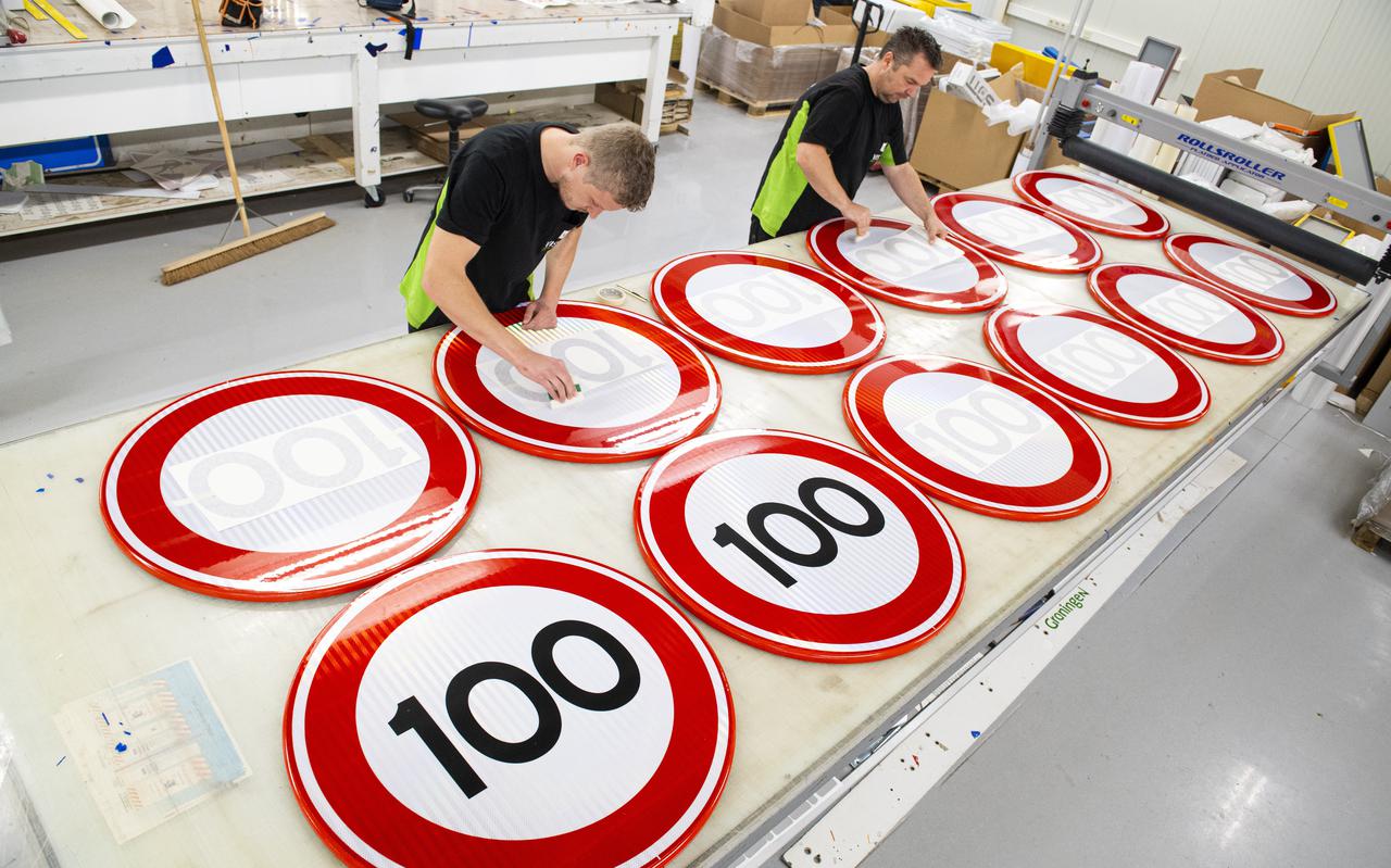 Bij Visser in Assen werden in 2019 de nieuwe verkeersborden van nieuwe 100-stickers voorzien. 