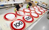 Bij Visser in Assen werden in 2019 de nieuwe verkeersborden van nieuwe 100-stickers voorzien. 