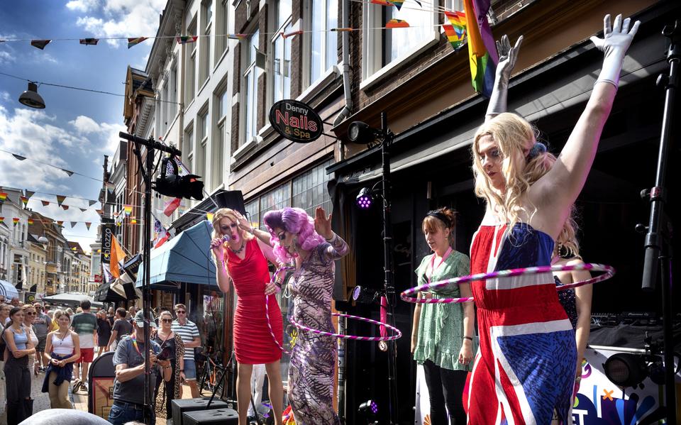 Hoelahoepen voor gevorderden, een van de onderdelen tijdens de Pride Groningen.   
                                                                            