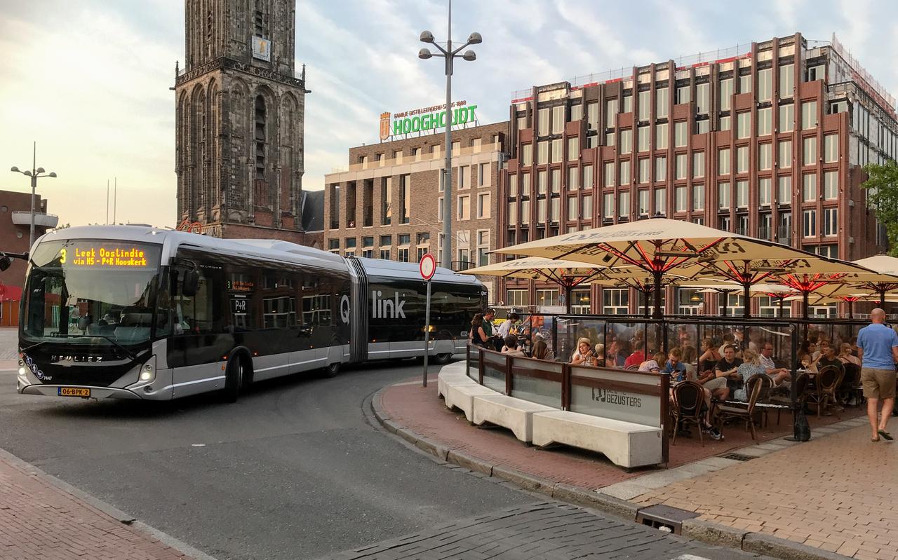 Een van de zware elektrische bussen op de Grote Markt in Groningen.