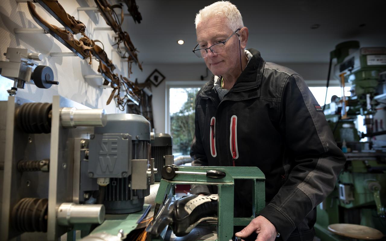 Derk Bonnema hanteert zijn slijpmachine. Derk Bonnema hanteert zijn slijpmachine.
