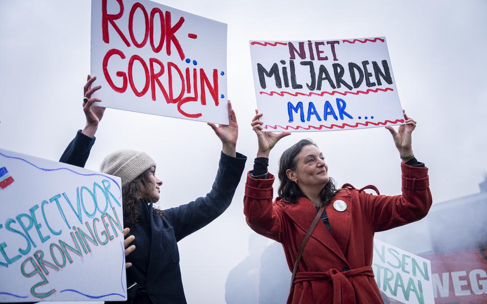 Sandra Beckerman (rechts) tijdens een protestactie in Ten Boer in februari dit jaar.