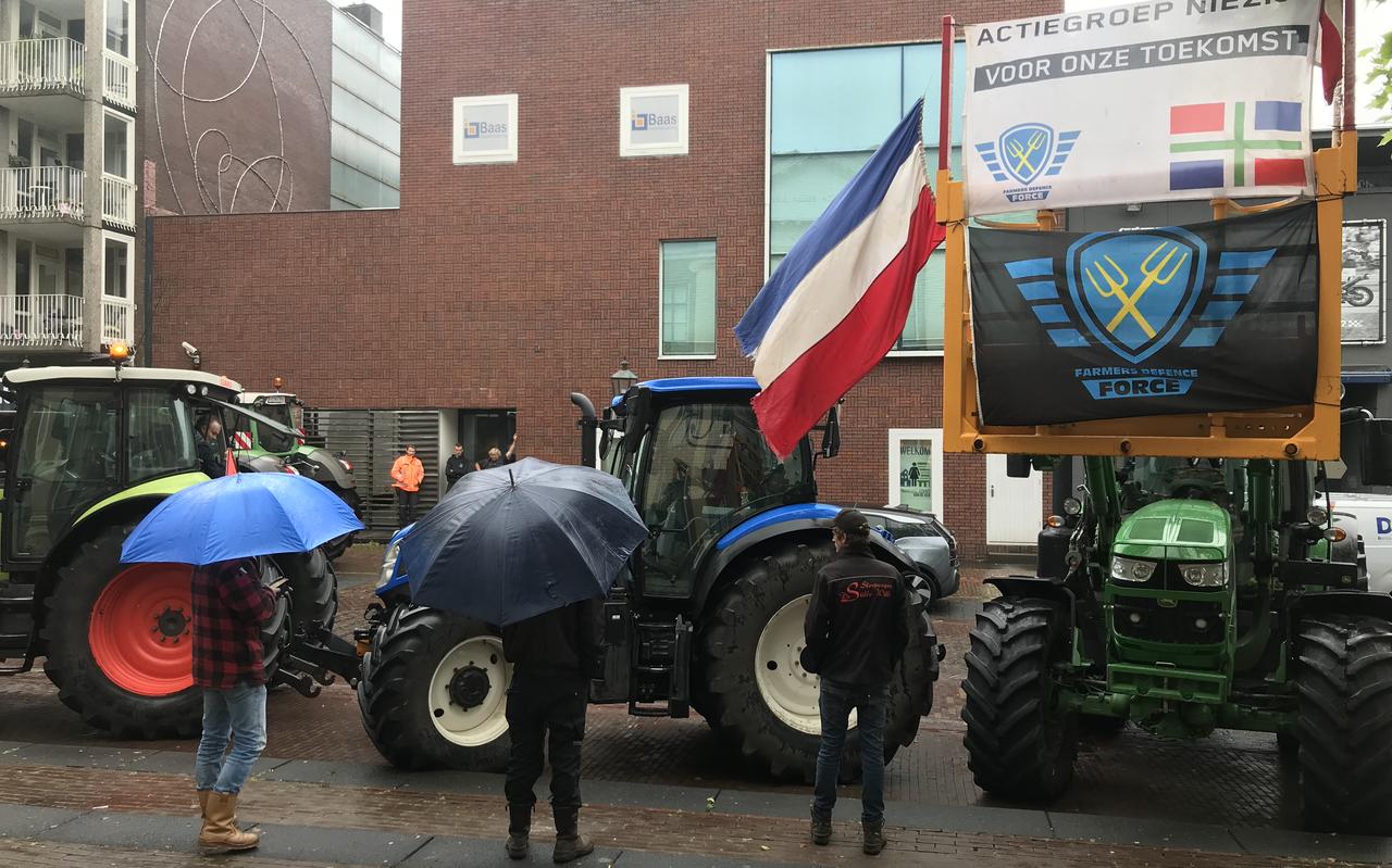 Ook bij de uitspraak verzamelden zich sympathisanten met tractor bij de rechtbank Assen Ook bij de uitspraak verzamelden zich sympathisanten met tractor bij de rechtbank Assen