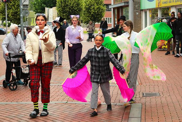 Acrobatiek tussen de buien door. Vijf circusgezelschappen in hartje Winschoten