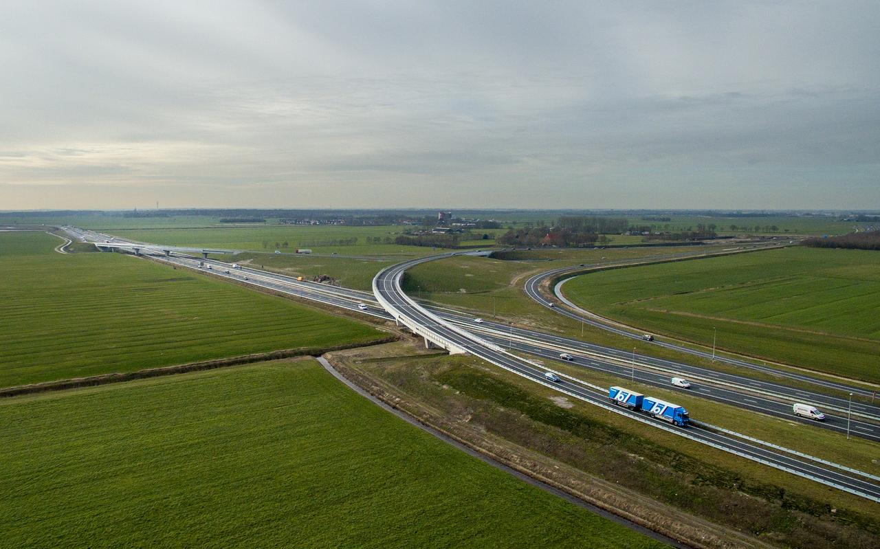 In plaats van via een rotonde vindt het verkeer tegenwoordig via fly-overs zijn weg. Foto: Archief DvhN In plaats van via een rotonde vindt het verkeer tegenwoordig via fly-overs zijn weg. Foto: Archief DvhN
