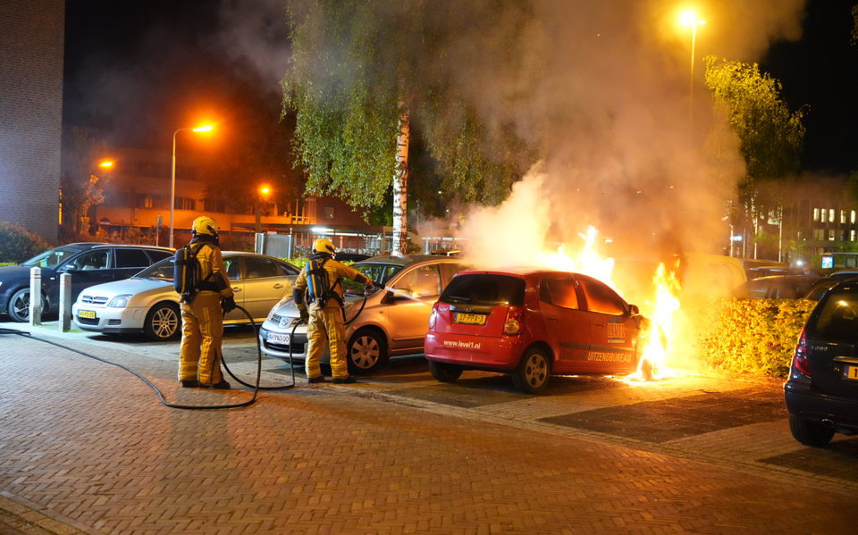Auto brandt uit op parkeerplaats in Meppel.