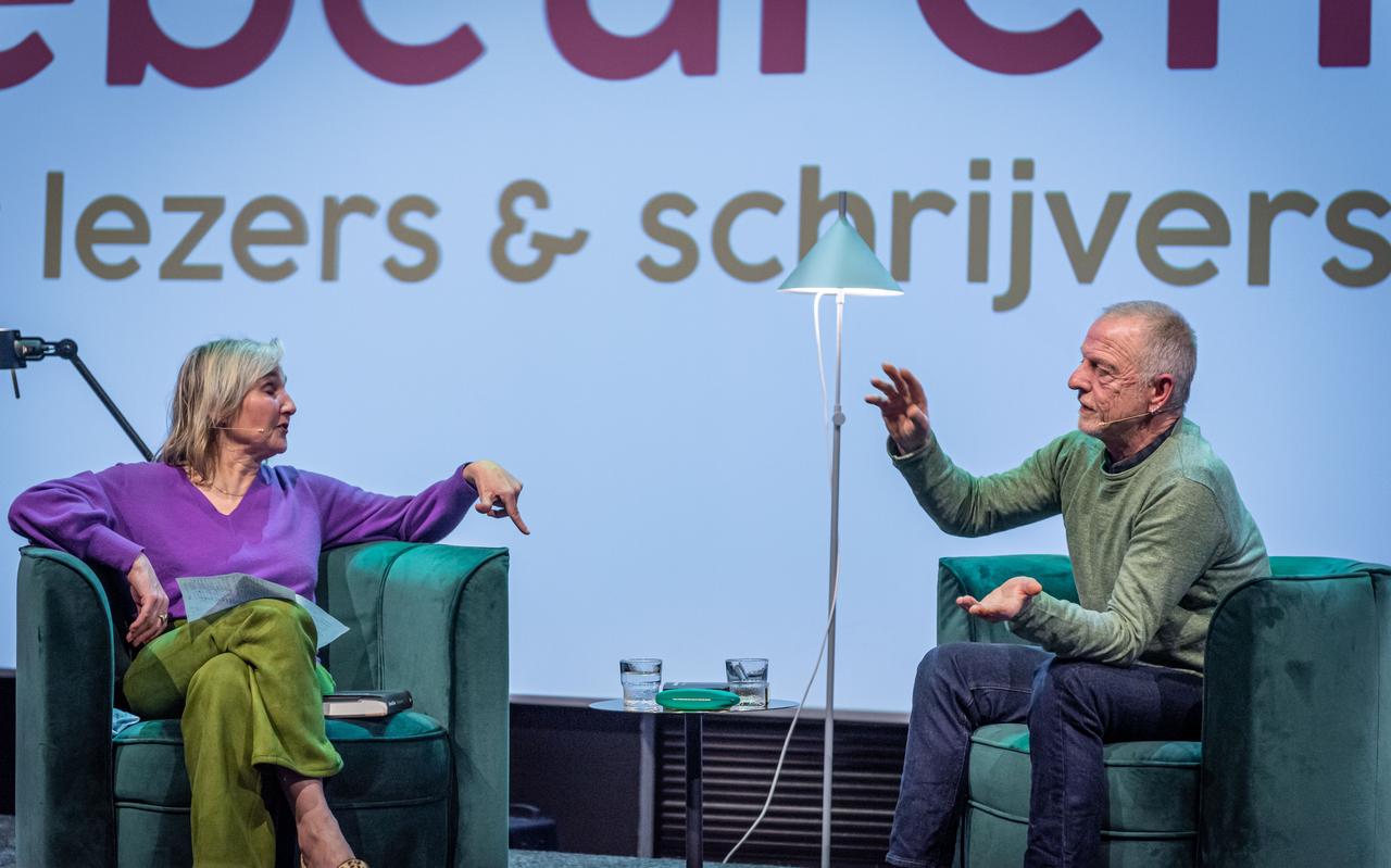 Jellie Brouwer interviewt Gerbrand Bakker tijdens Het kleine gebeuren in het Forum Groningen. Jellie Brouwer interviewt Gerbrand Bakker tijdens Het kleine gebeuren in het Forum Groningen.