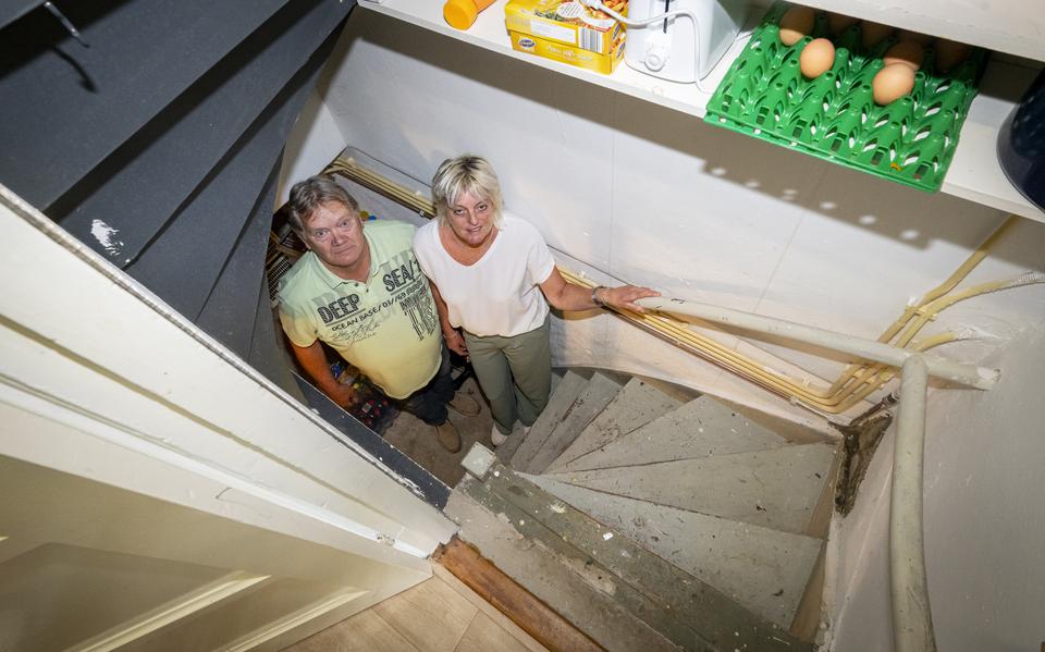 Wiebe en Antje Buist op de trap naar de kelder onder hun huurwoning van Actium.