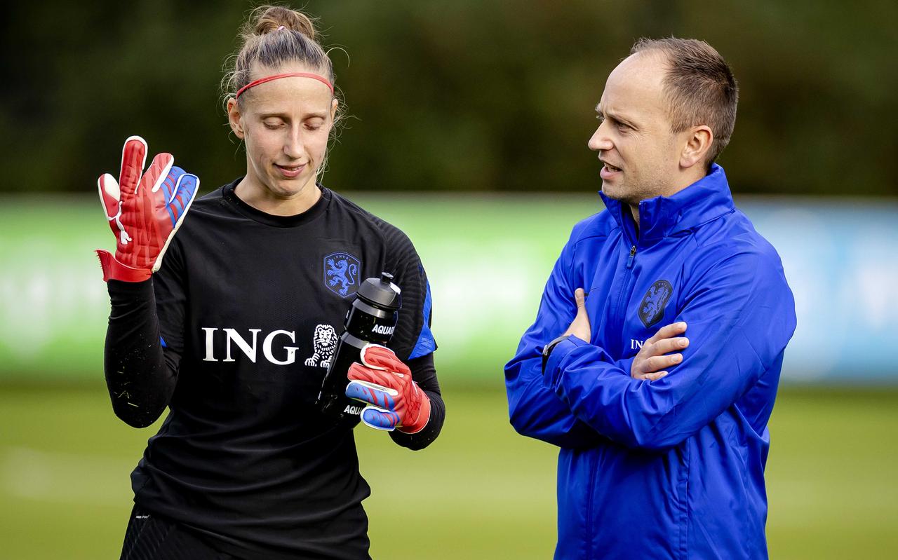 De nieuwe bondscoach Mark Parsons praat met keepster Sari van Veenendaal op het trainingsveld in Zeist. De nieuwe bondscoach Mark Parsons praat met keepster Sari van Veenendaal op het trainingsveld in Zeist.