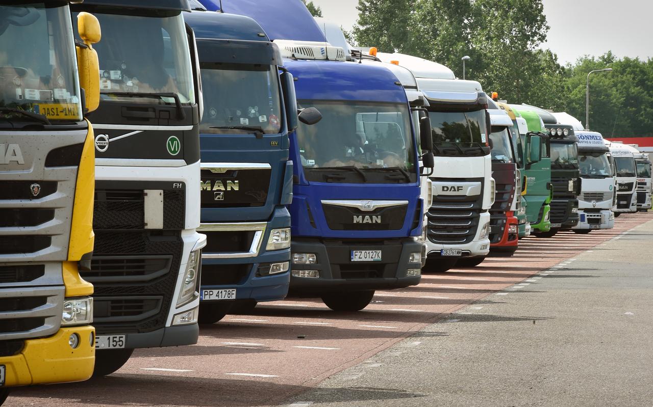 Oost-Europese chauffeurs bivakkeren op parkeerplaatsen langs de snelweg in Nederland.
foto Marcel van den Bergh Oost-Europese chauffeurs bivakkeren op parkeerplaatsen langs de snelweg in Nederland.
foto Marcel van den Bergh