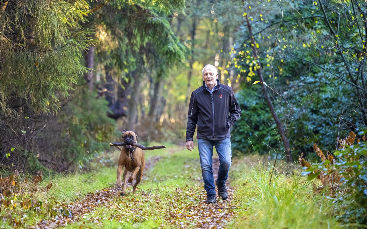 Boxer Bas is onvermoeibaar tijdens de wandeling met zijn baas Henk Brink. Boxer Bas is onvermoeibaar tijdens de wandeling met zijn baas Henk Brink.