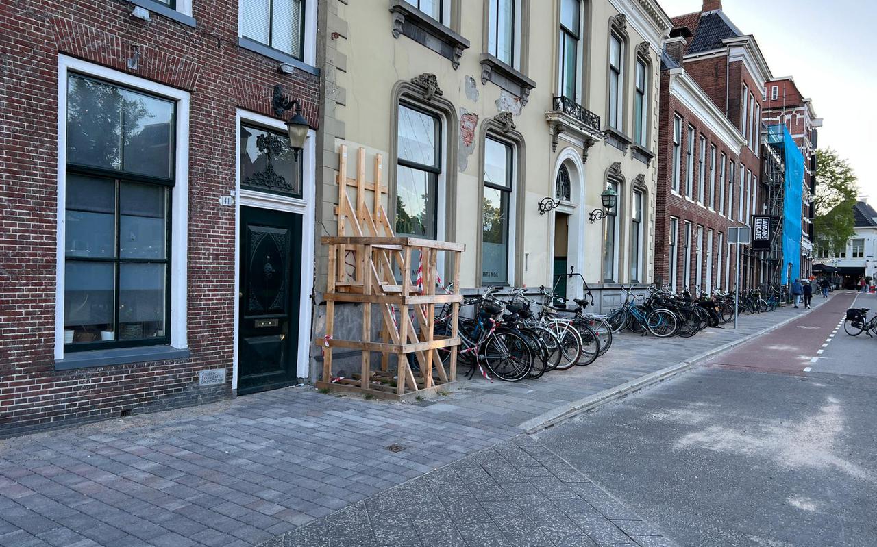 Pal naast de nieuwe Kattenbrug begint een pand uit 1850 te scheuren. De eigenaar vermoedt een verband, maar de gemeente Groningen wijst dat van de hand.
