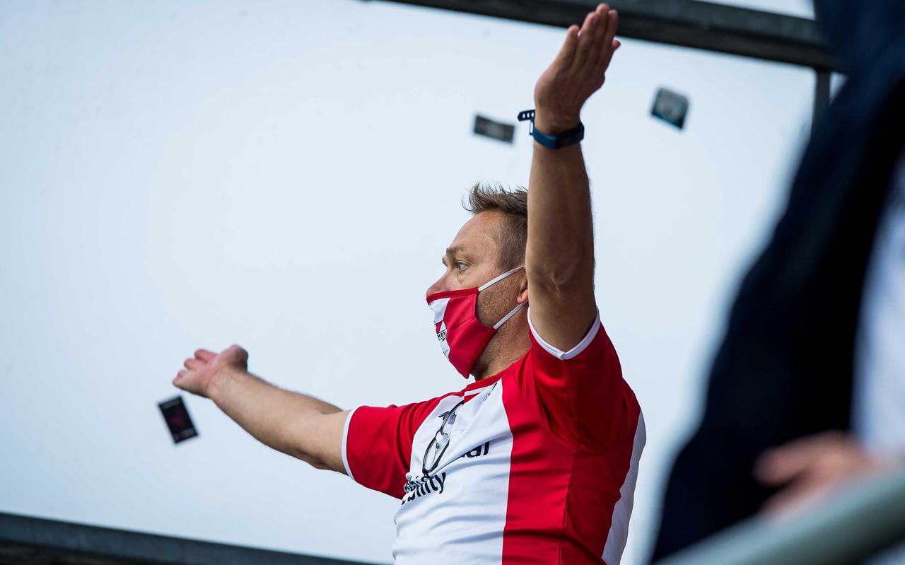 Een supporter van FC Emmen tijdens de wedstrijd tegen Willem II van afgelopen zondag. Een supporter van FC Emmen tijdens de wedstrijd tegen Willem II van afgelopen zondag.