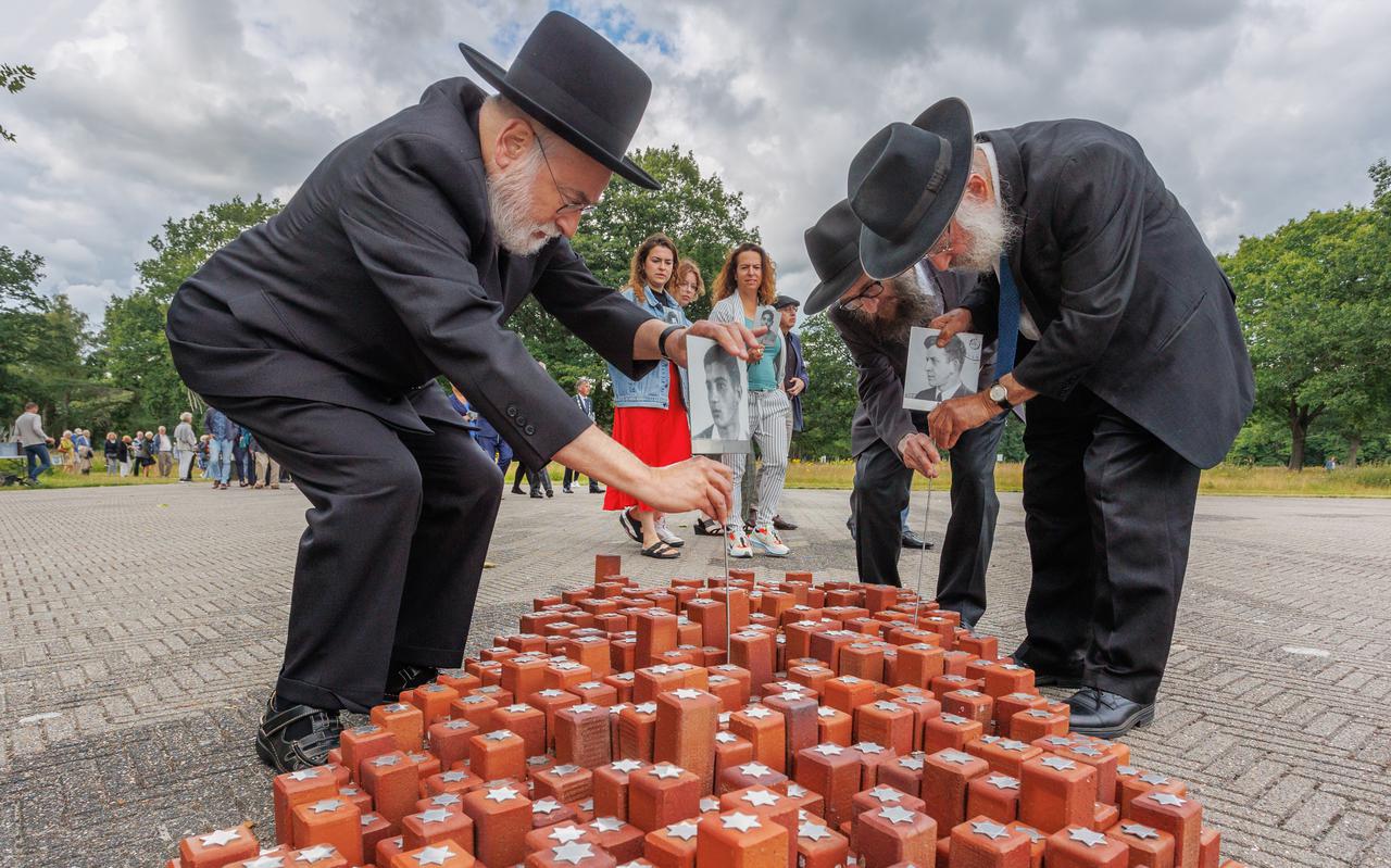 Als afsluiting van de herdenking worden foto's van de slachtoffers geplaatst bij het monument De 102.000 stenen.